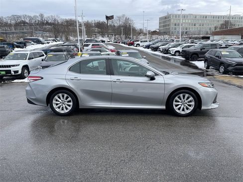 Used 2019 Toyota Camry LE image 7