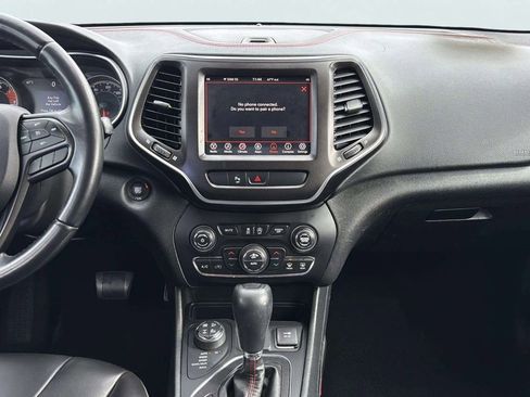Used 2019 Jeep Cherokee Trailhawk image 10