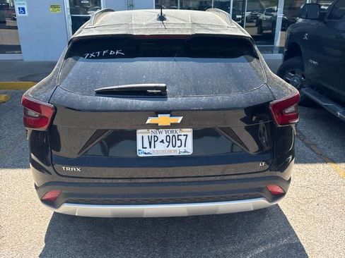 Used 2025 Chevrolet Trax LT FWD image 7