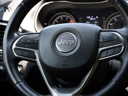 Used 2019 Jeep Cherokee Latitude w/ Cold Weather Group AWD/4WD image 19