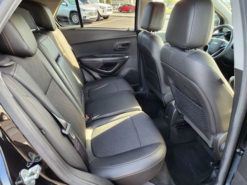 Used 2021 Chevrolet Trax LT w/ LT Convenience Package image 18
