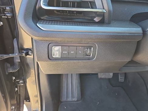 Used 2024 Chevrolet Traverse LT image 10