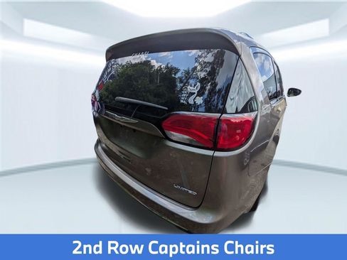 Used 2017 Chrysler Pacifica Limited FWD image 2