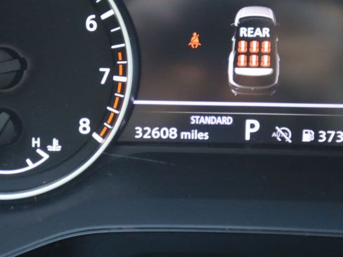 Used 2024 Nissan Pathfinder SL w/ Lighting Package (N92) FWD image 11