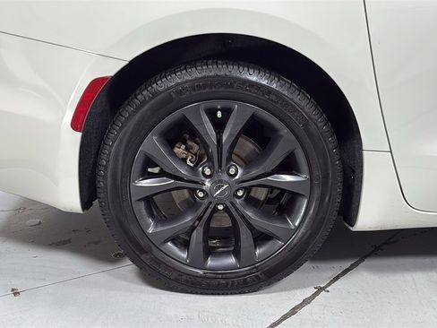 Used 2020 Chrysler Pacifica Touring-L image 23