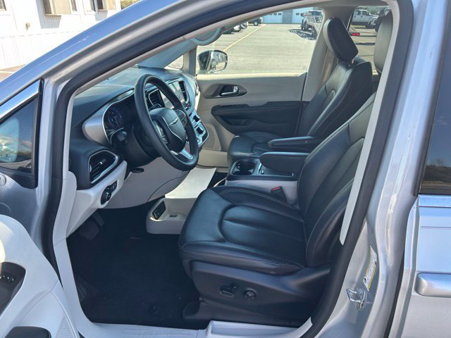 Used 2024 Chrysler Pacifica Touring-L FWD image 11