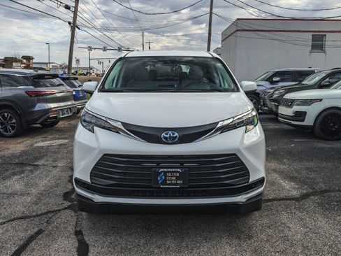 Used 2024 Toyota Sienna LE image 3