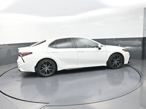 Used 2022 Toyota Camry SE image 10
