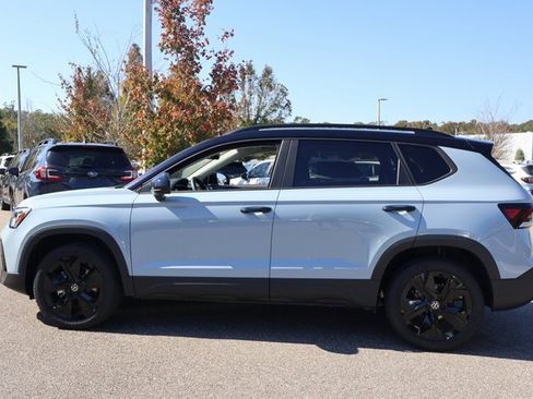 New 2026 Volkswagen Taos SE image 4