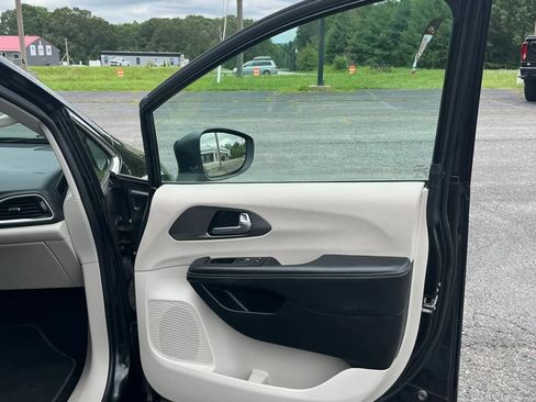 Used 2023 Chrysler Pacifica Touring-L FWD image 18