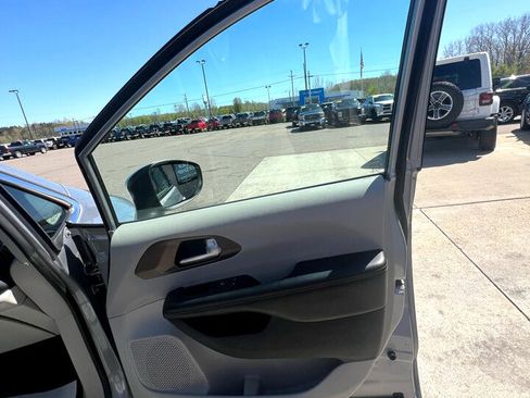 Used 2017 Chrysler Pacifica Touring w/ Tire & Wheel Group image 14