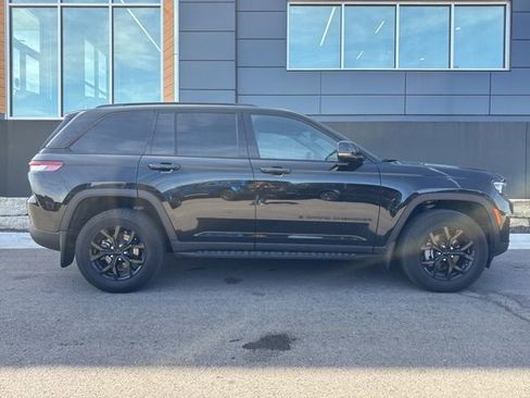 Used 2024 Jeep Grand Cherokee Altitude AWD/4WD image 2