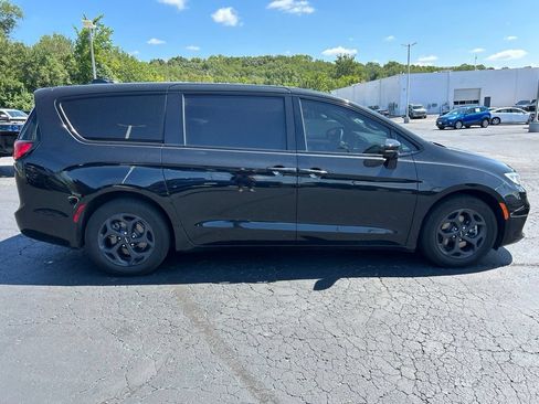 Used 2022 Chrysler Pacifica Limited w/ S Appearance Package FWD image 4