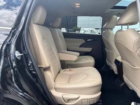 Used 2021 Toyota Highlander XLE AWD/4WD image 22