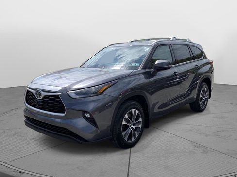 Used 2022 Toyota Highlander XLE AWD/4WD image 7