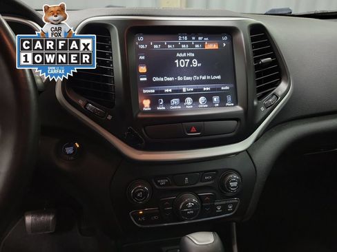 Used 2018 Jeep Cherokee Latitude Plus w/ Comfort/Convenience Group FWD image 17