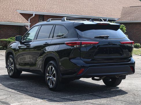Used 2022 Toyota Highlander XLE AWD/4WD image 4