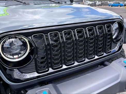 Used 2024 Jeep Wrangler Unlimited AWD/4WD image 31