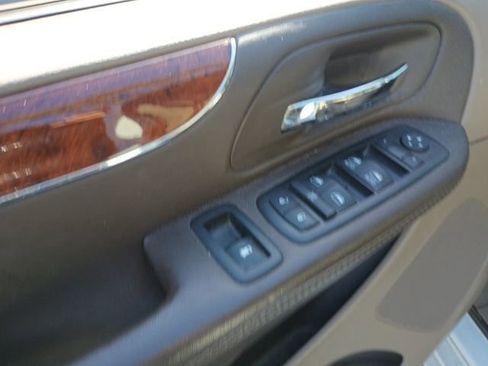 Used 2014 Chrysler Town & Country Touring image 10