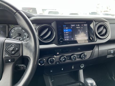 Used 2016 Toyota Tacoma TRD Off-Road image 32