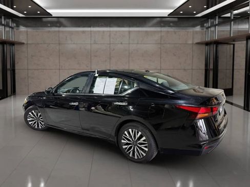Used 2023 Nissan Altima 2.5 SV image 2