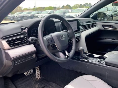 Used 2025 Toyota Camry SE w/ Convenience Package image 17
