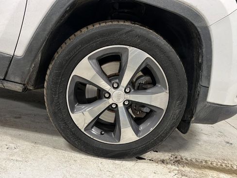 Used 2019 Jeep Cherokee Limited image 26