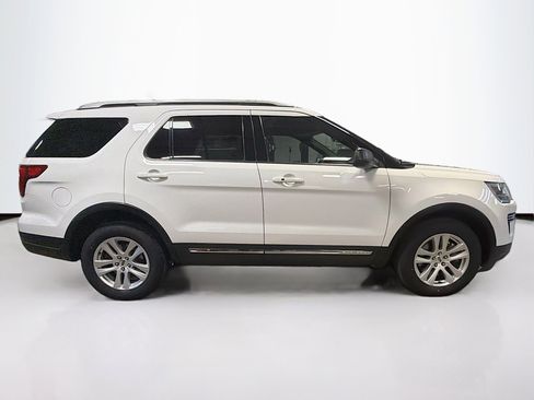 Used 2019 Ford Explorer XLT image 10