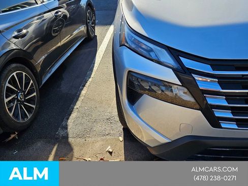 Used 2024 Nissan Rogue S image 5