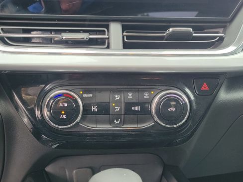 Used 2025 Chevrolet Trax LT image 27