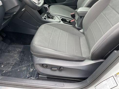 Used 2024 Volkswagen Taos SE image 8