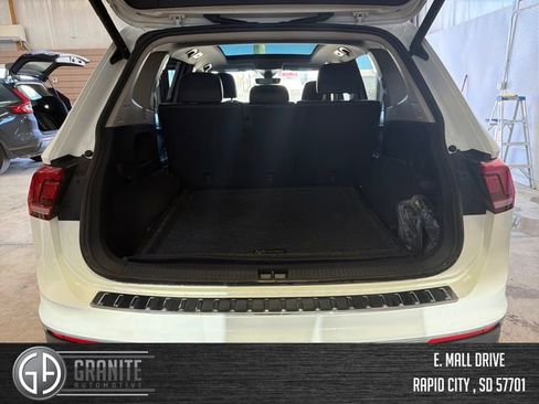 Used 2024 Volkswagen Tiguan SE w/ Panoramic Sunroof Package image 23