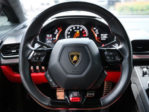 Used 2021 Lamborghini Huracan EVO RWD image 17