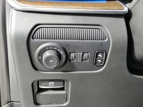 Used 2025 Jeep Grand Wagoneer 4WD image 13