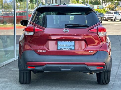 Used 2019 Nissan Kicks SR w/ SR Premium Package FWD image 4