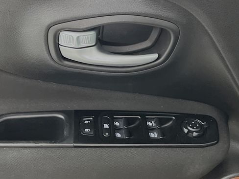 Used 2020 Jeep Renegade Latitude AWD/4WD image 17