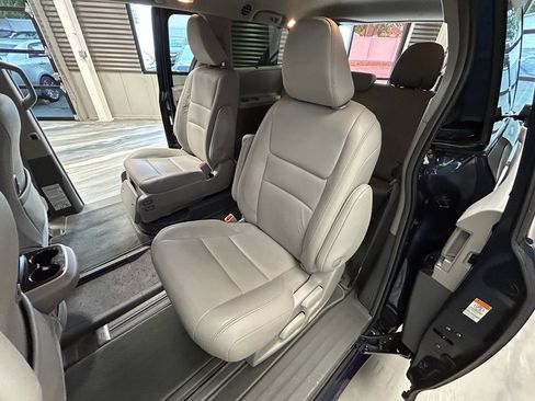 Used 2019 Toyota Sienna XLE w/ XLE Navigation Package FWD image 8