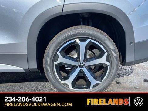 New 2025 Volkswagen Tiguan SE image 18