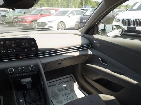 New 2026 Hyundai Elantra SE FWD image 17