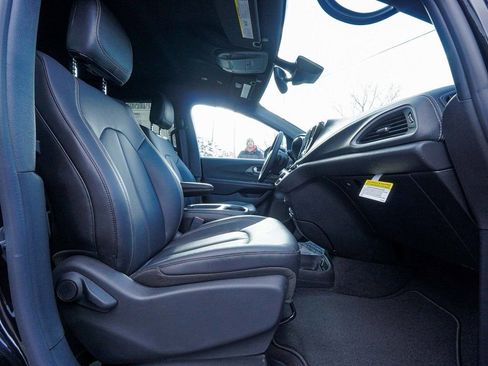 New 2026 Chrysler Pacifica Select image 43