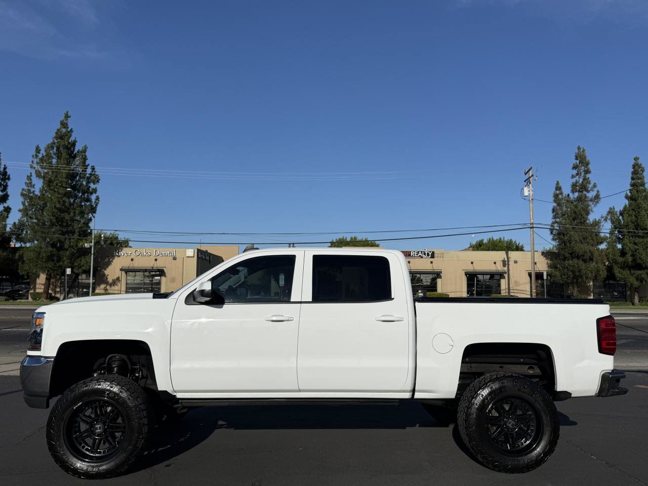 Used 2018 Chevrolet Silverado 1500 LT w/ LT Eassist Package AWD/4WD image 8