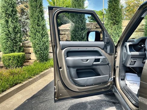 Used 2025 Land Rover Defender 110 S image 17