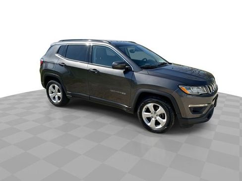 Used 2019 Jeep Compass Latitude FWD image 3