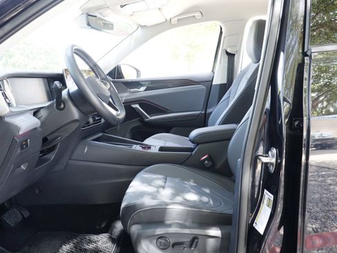 Certified 2025 Volkswagen Tiguan SE FWD image 9
