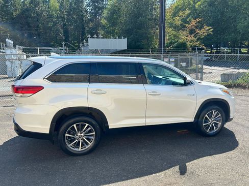 Used 2019 Toyota Highlander XLE AWD/4WD image 4