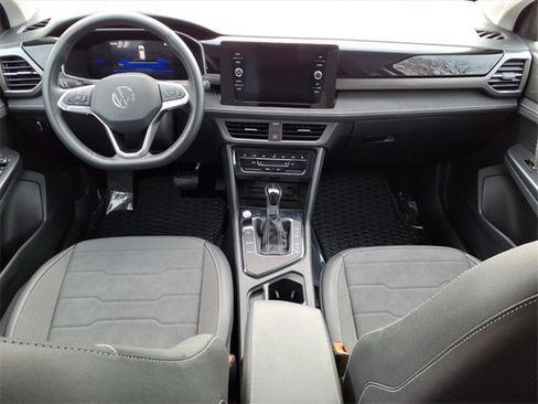Used 2025 Volkswagen Taos SE image 11