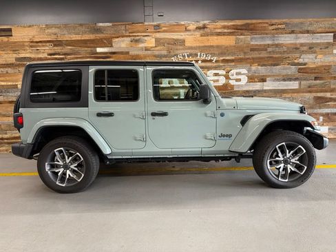 Used 2024 Jeep Wrangler Unlimited AWD/4WD image 14