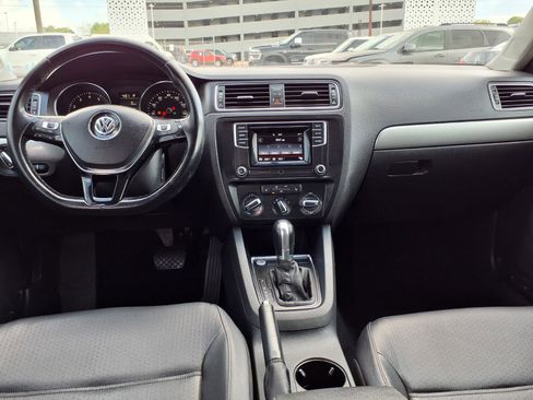 Used 2016 Volkswagen Jetta SE image 4