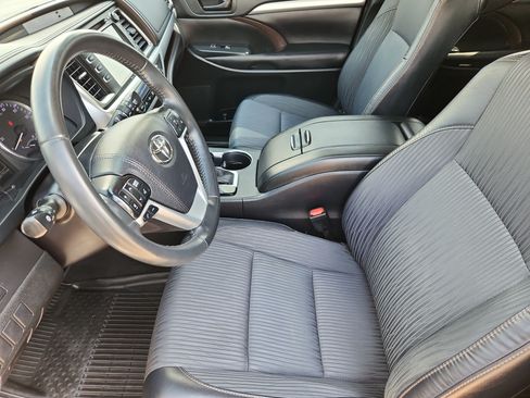 Used 2019 Toyota Highlander Plus AWD/4WD image 9