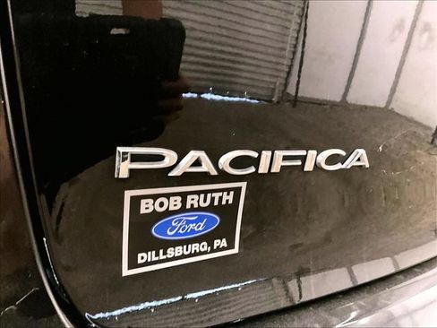 Used 2023 Chrysler Pacifica Touring-L FWD image 13